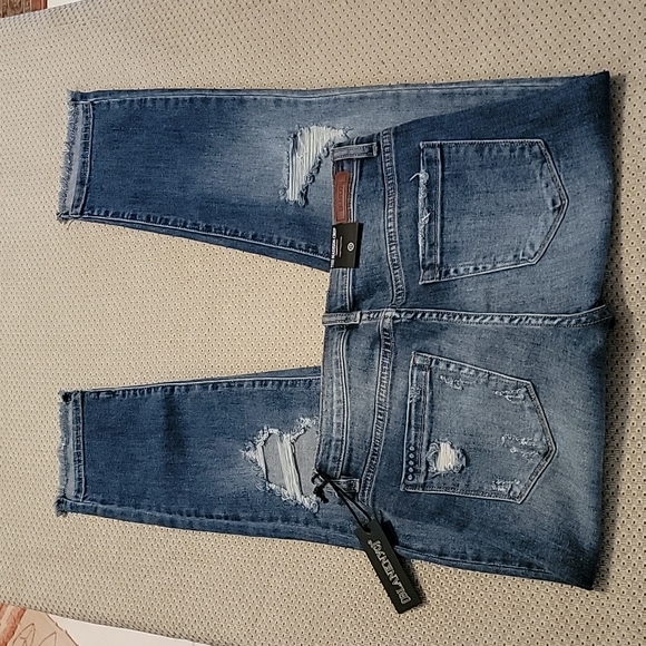 NWT BLANK NYC "Madison" Distressed High-Rise Crop Jeans Size:28 - Picture 8 of 12